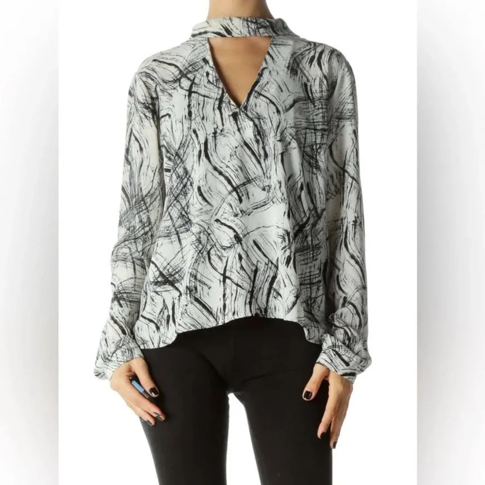 ASTR The Label Black and White Abstract Long Sleeve Keyhole Blouse